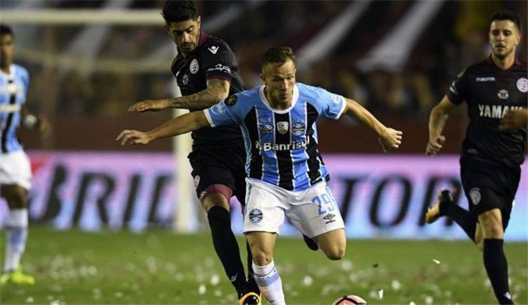 آرثور لاعب جريميو البرازيلي 