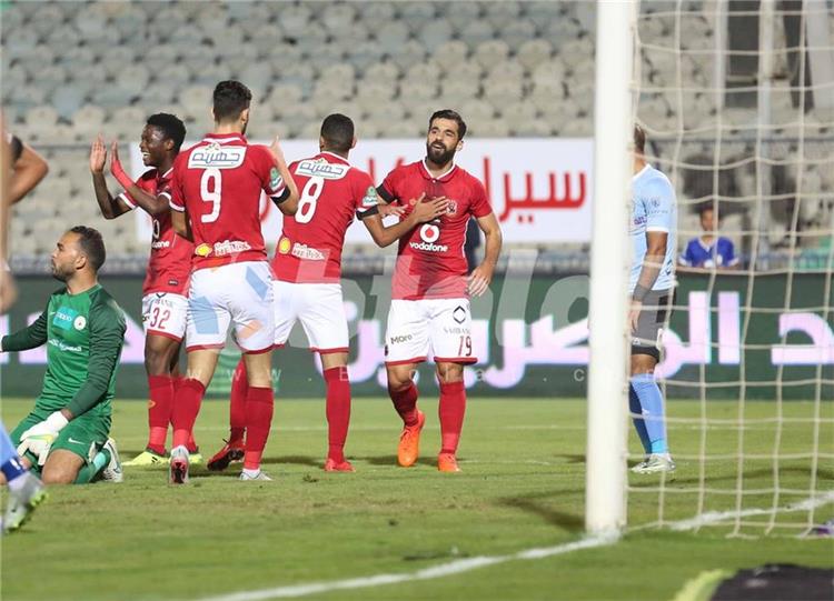 وليد أزارو مع لاعبي الاهلي