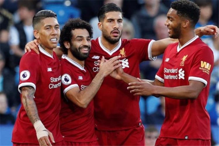 إيمري تشان مع لاعبي ليفربول محمد صلاح وفيرمينيو