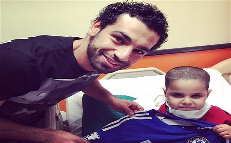 صورة محمد صلاح يلبي دعوة طفل مصري مصاب بالسرطان