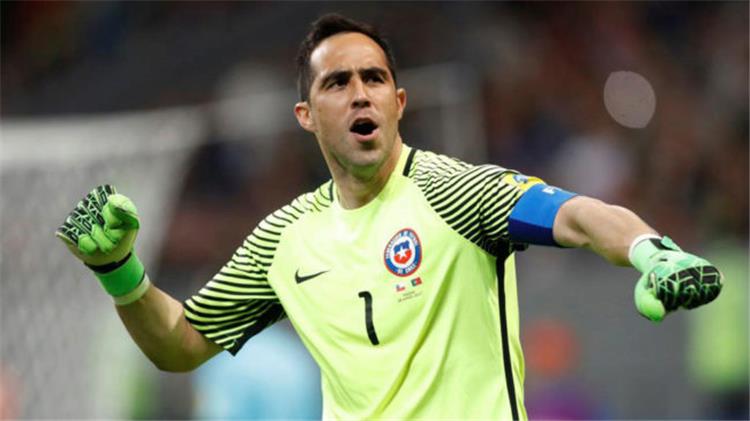 كأس القارات برافو يكشف عن حديثه مع لاعبي تشيلي قبل ركلات الترجيح
