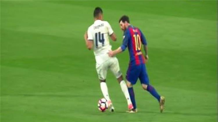 تحكيم_الكلاسيكو 4 كاسميرو يستحق الطرد أمام برشلونة