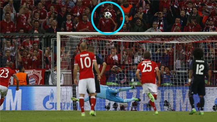 أخبار ماركا المدريدية تسخر من فيدال وت شبه ركلة جزاءه بـ راموس في عام 2012