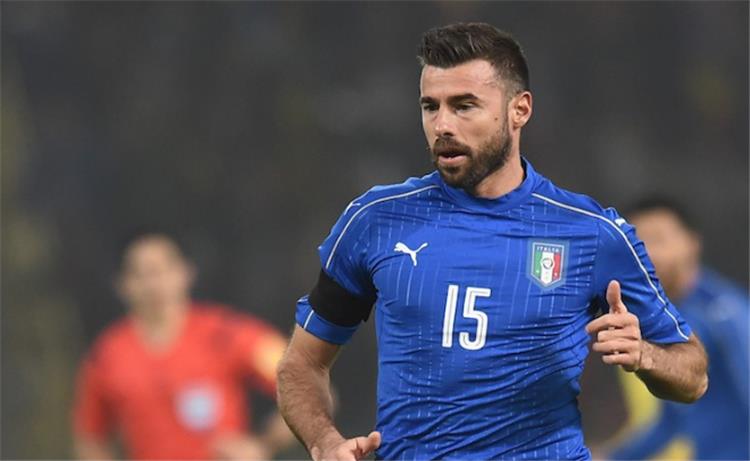 بارزالي يطالب جماهير إيطاليا بالمساندة أمام السويد