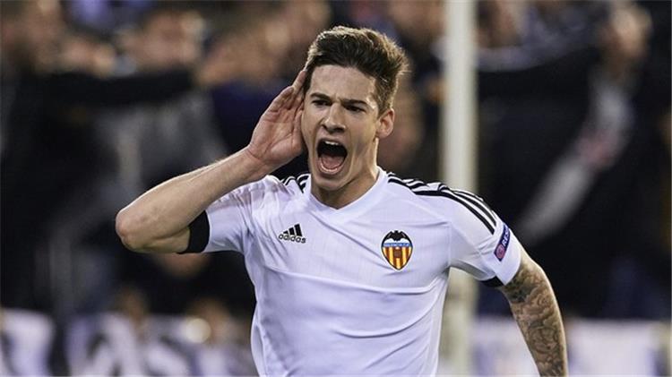 البحث عن مهاجم برشلونة يخطط إلى التعاقد مع لاعب فالنسيا المميز