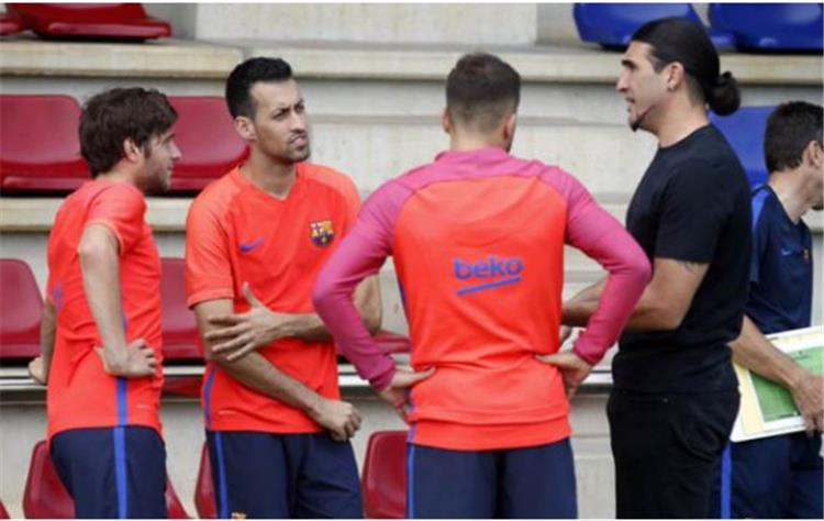 أخبار حارس برشلونة السابق يزور اللاعبين في التدريبات