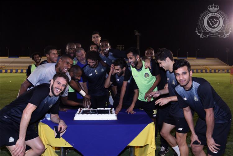 النصر السعودي يحتفل مع حسام غالي بتأهل مصر للمونديال