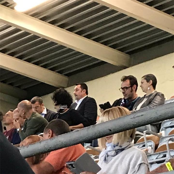 المدير الرياضي لميلان يراقب مهاجم تورينو في كأس إيطاليا
