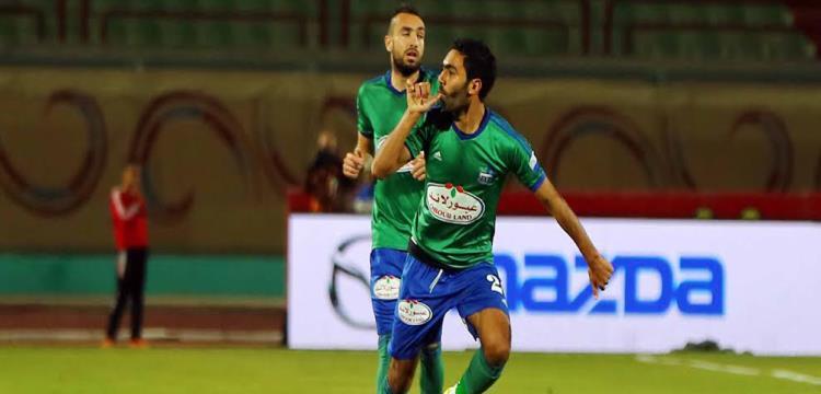 لاعب المقاصة يساند الأهلي خلال مواجهة نصر حسين داي من المدرجات