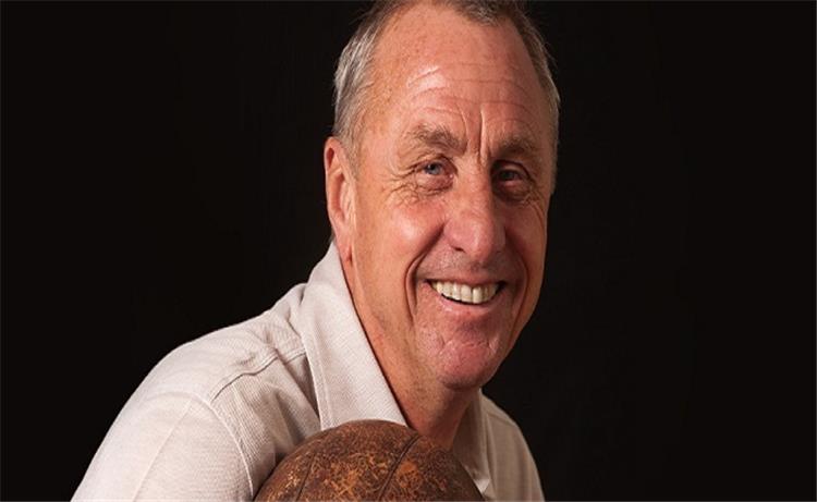 أخبار الراحل كرويف في كتابه يختار أفضل تشكيلة في تاريخ كرة القدم وتلميذه النجيب حاضر