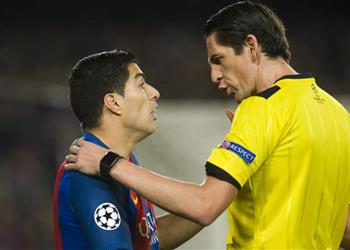 عقوبات حكم مباراة برشلونة وباريس سان جيرمان معرض للتجميد من الإتحاد الأوروبي