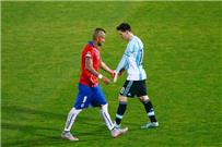 نهائي_الكوبا فيدال يشرح طريقة إيقاف ميسي