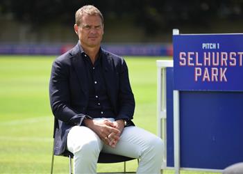 ميركاتو المدربين رسميا كريستال بالاس يعين دي بور خلفا لسام ألارديس