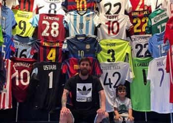 سوشيال_بطولات ميسي يستعرض قمصان اللاعبين في منزله ومن ضمنهم كاسياس وراؤول