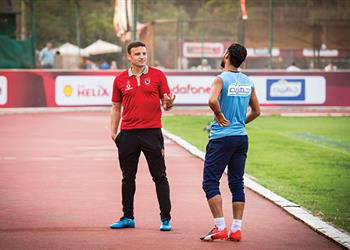 بتوصية من البدري الأهلي يقرر زيادة راتب مدرب الأحمال