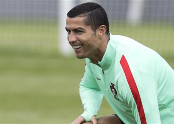 تقارير الميركاتو نادي أيرلندي يعرض على رونالدو الانضمام مقابل سيارة و 21 يوم عطلة