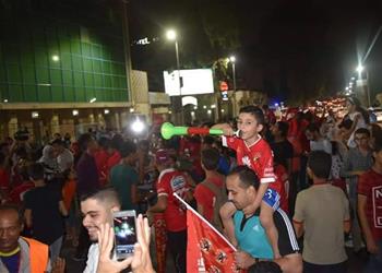 جماهير الأهلي تحتفل بـ الثنائية أمام مقر الجزيرة
