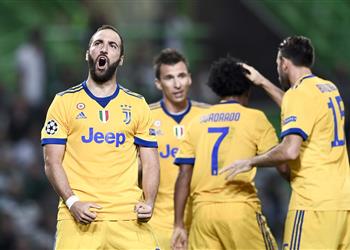 هيجوايين أفلتنا من هزيمة أمام فريق منح الفوز لبرشلونة