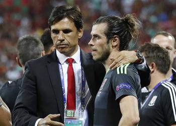 بيل يحاول إقناع مدرب ويلز بعدم الرحيل