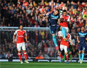 م حترفين آرسنال يبرز أرقام النني في مباراة ميدلزبره