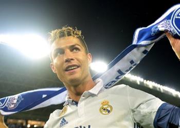 أخبار رونالدو يحتفظ بصدارة قائمة أغنى الرياضيين متفوقا على ميسي