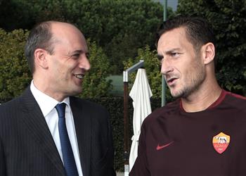 تصريحات بالديسيوني علينا مساعدة توتي في الانتقال من لاعب إلى مدير