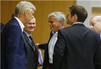 صراعات المدربين فينجر يكسب آخر معركة بينه وبين مورينيو بسبب كرسي