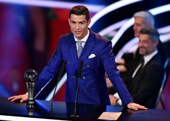 كواليس جوائز الفيفا كريستيانو يرفض التوقيع على قمصان برشلونة في منطقة المشجعين قبل الحفل