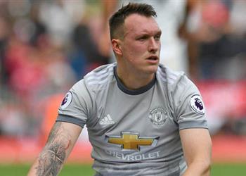 مانشستر يونايتد يخطط لتجديد عقد مدافعه