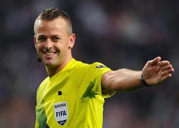 عبدالفتاح ي قدم بطاقة تعريف لحكم نهائي الكأس