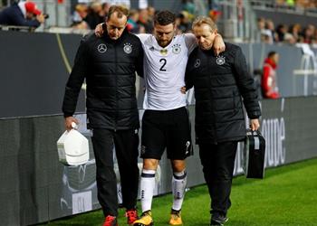 إصابة مدافع أرسنال في مباراة ألمانيا وأذربيجان