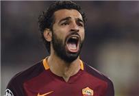 الكاف يهنئ محمد صلاح على تألقه مع روما