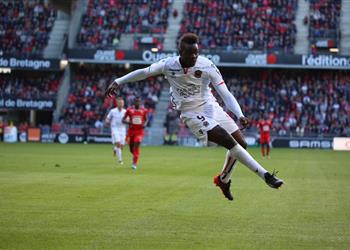 فيديو بالوتيلي يواصل تألقه بالدوري الفرنسي ويقود نيس لإسقاط رين