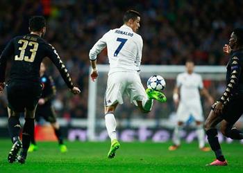 أخبار صورة طبق بيتزا عليه حروف CR7 سباب وسخرية في استقبال بعثة ريال مدريد بمدينة نابولي الإيطالية