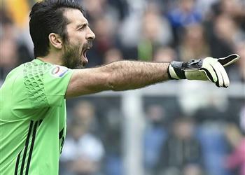 يوفنتوس يراقب خليفة بوفون وهدف برشلونة السابق