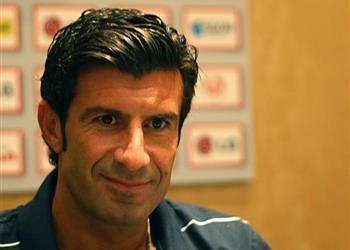 لويس فيجو يشيد بمحمد صلاح ويصفه بـ الممتاز