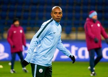 رسمي ا فرناندينيو يجدد عقده مع مانشستر سيتي