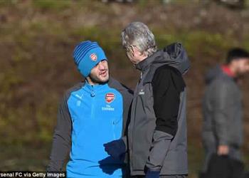 فينجر يعد لاعب آرسنال بتحقيق حلمه بعد التجديد