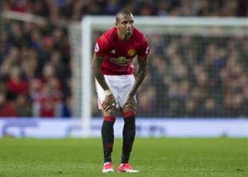 أشلي يونج يرفض استسلام مانشستر يونايتد في سباق البريميرليج