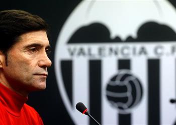 مدرب فالنسيا يظهر رد فعله تجاه مواجهة برشلونة بكأس الملك