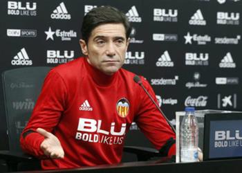 مدرب فالنسيا يتضامن مع زيدان