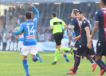 فيديو نابولي يستعيد صدارة الكالتشيو بثلاثية في شباك بولونيا