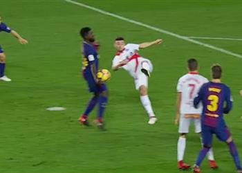 فيديو الحكم يرفض احتساب ركلة جزاء لألافيس ضد برشلونة