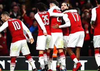 محمد النني أساسي ا مع آرسنال أمام سوانزي سيتي بالبريميرليج