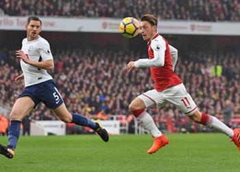 أوزيل يقترب من تمديد بقائه مع آرسنال