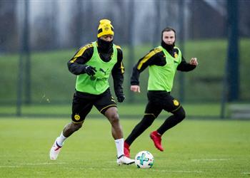 صور باتشواي يظهر لأول مرة في تدريبات بوروسيا دورتموند