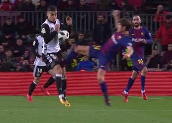 آس مدافع برشلونة يستحق الطرد أمام فالنسيا