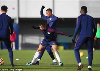 صراع بين إنجلترا ونيجيريا على مدافع مانشستر سيتي قبل كأس العالم