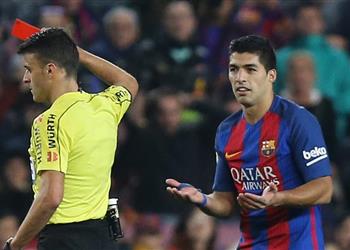 حكم ديربي كتالونيا يهدد سواريز