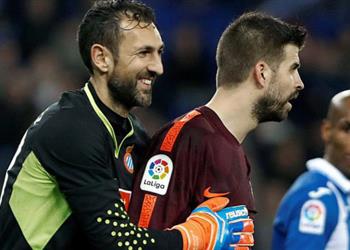 جماهير اسبانيول تستفز بيكيه وسواريز